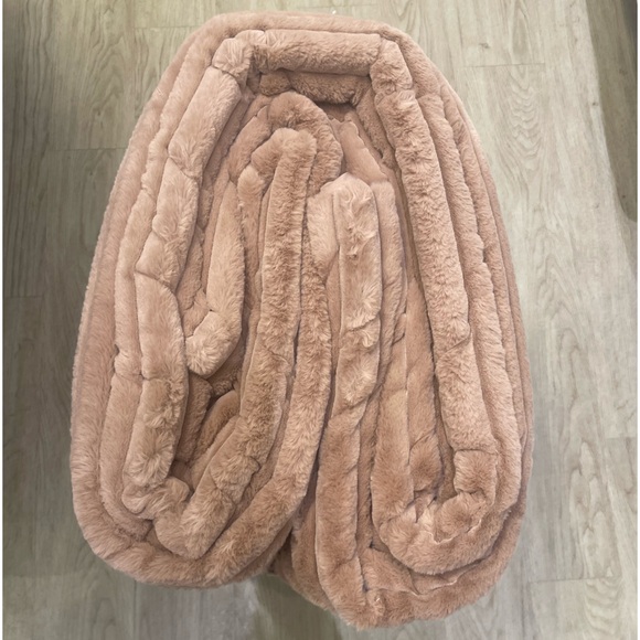 Aubin Hill
3pc Luxury Faux Fur Comforter Set - Picture 2 of 4